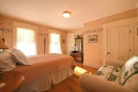 Home is perfect for large families with private lake access and close to town Hotels in Bridgton