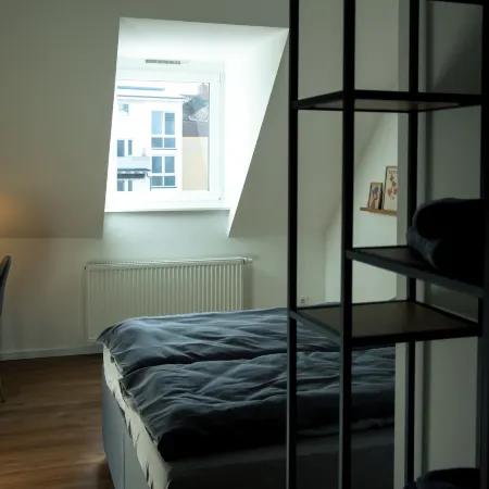 Moderne Stadt Zimmer mit eigenem Bad