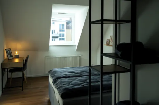 Moderne Stadt Zimmer mit eigenem Bad