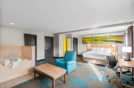 Days Inn & Suites by Wyndham des Moines Airport Hotels in Des Moines