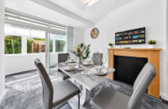 Spacious 3 bd Garden M25, Free Parking,Bluewater