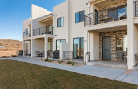 靜水#85由紅色遮陽篷