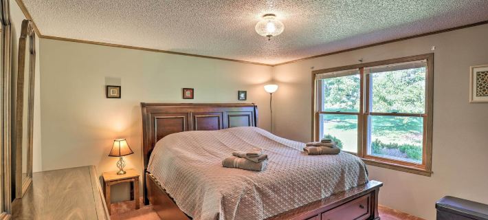 Charming Burdett Home with Grill, Gazebo and Yard Ξενοδοχεία στην πόλη Hector
