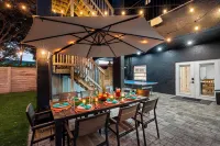 5⭐ 6BD/4BA ~ Steps to Beach Shipping Container Pool w ~ Game Rm ~Summer Kitchen