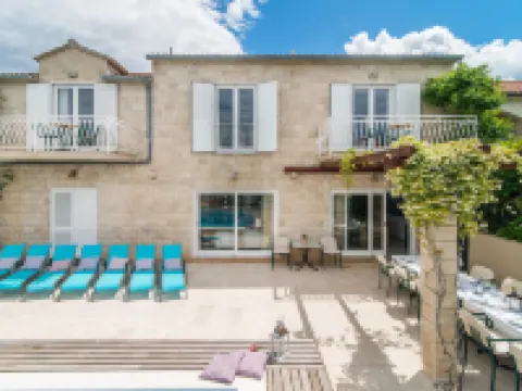 Mirca in Supetar With 7 Bedrooms and 6 Bathrooms Hoteles en Mirca