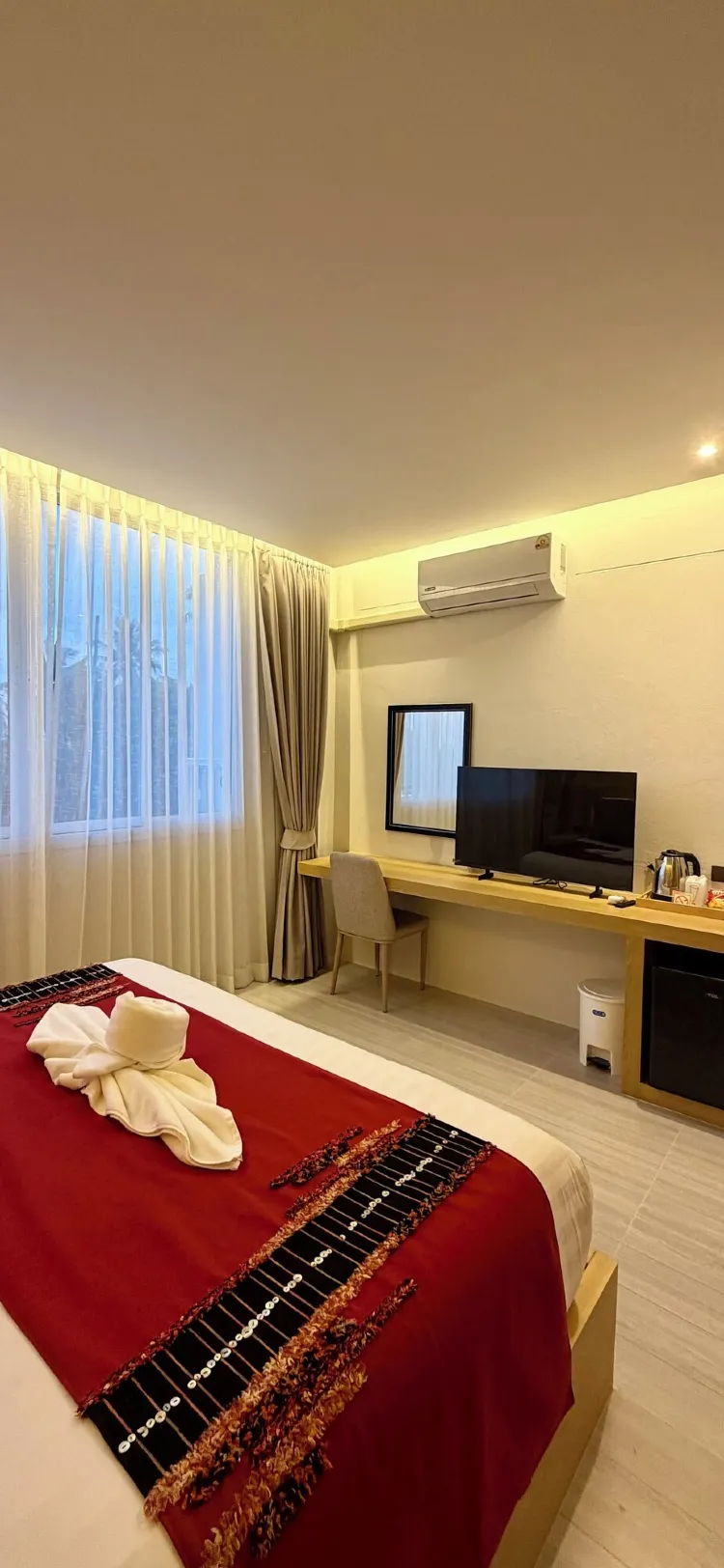 ห้องเตียงใหญ่ พร้อมวิวสวน