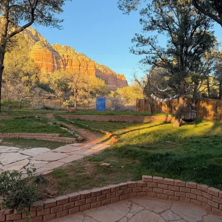 Red rock views ♦ Private access to the forestry ♦ The perfect romantic escape