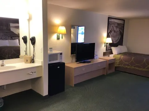 ซูเปอร์ 8 บาย วินด์แฮม แบลนดิง