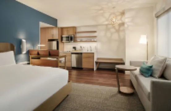 普勒薩凡納機場源宿飯店