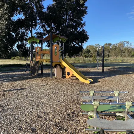 Modern 4-Bedroom Home, Near Playground, Lake & Nature Trails, Minutes to Bendigo