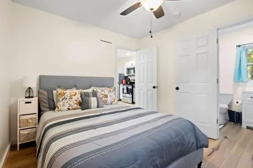 Cozy 1BR Cottage with Firepit Close to Downtown - balcony