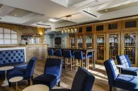 Madison Beach Hotel , Curio a Collection by Hilton - bar