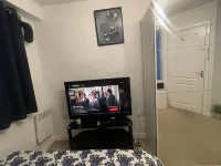 Urban Blue en-suite room Netflix, Fast WiFi & Free Parking Hotels in Wolverhampton