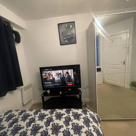 Urban Blue en-suite room Netflix, Fast WiFi & Free Parking