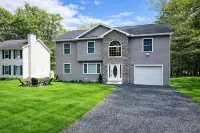 Luxury Retreat with Jacuzzi, Fire Pit and Playroom
