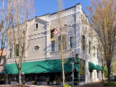 3rd Street Flats Hotels in 