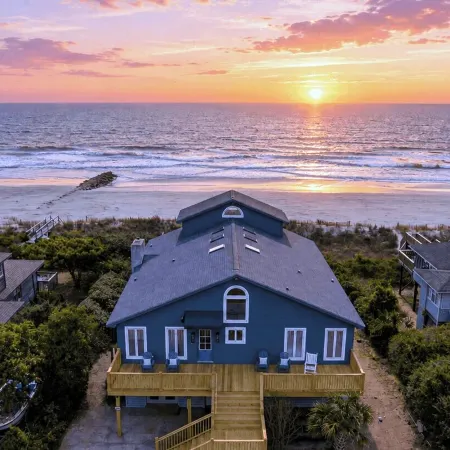 Lighthouse by Avantstay Beachfront View Home w/ Pool Table & Ping Pong