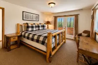 Just Plain Getaway 3 Bedroom Home by NW Comfy Cabins by RedAwning - Chalets