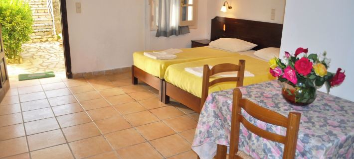 Studio Apartments Maria with Pool - Agios Gordios Beach Hotels in Achillii