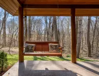 Cozy lakehouse retreat w/kayaks, high speed Wi-Fi, and pet friendly!