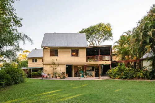 Glass House Mountains Ecolodge - Homestays