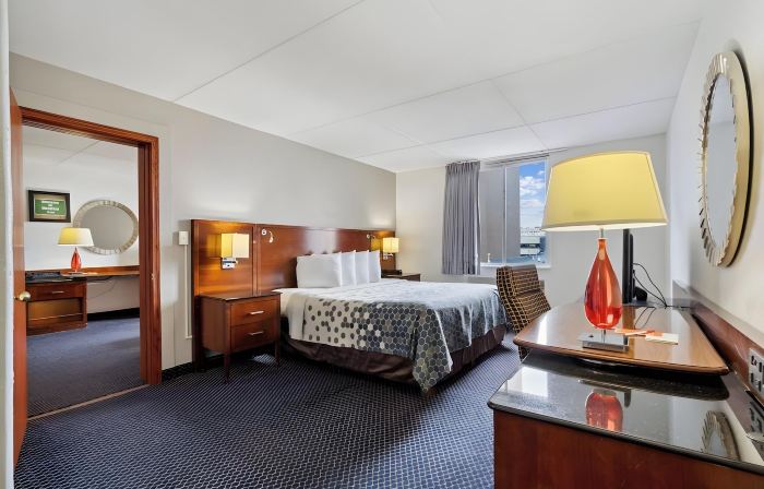 Econo Lodge Inn & Suites