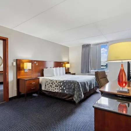 Econo Lodge Inn & Suites