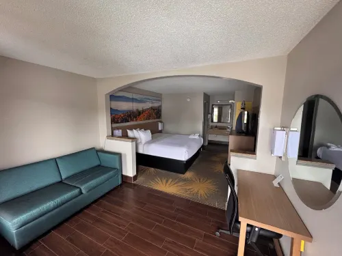 Days Inn & Suites by Wyndham Tuscaloosa - Univ. of Alabama - parking