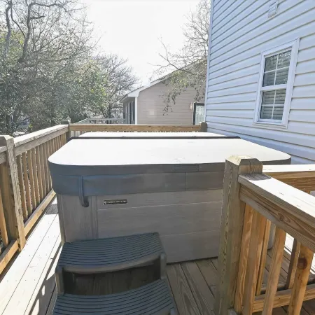Coastal 4BR Retreat Hot tub Water Views Deck Pet-friendly