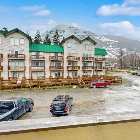 Second-Floor Base Studio w Murphy Bed Near Alyeska