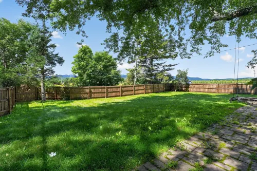 Stowe Retreat Mountain Views & Fenced Backyard by RedAwning - Parvekkeita
