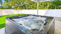 Twin Tides Large Home Heated Pool Spa Putting Green Golf Cart Tiki Bar Ping Pong Sleeps 14 - Hot Tub