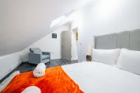Modern 2BR Flat Steps from Cardiff Pubs & Town - Condos
