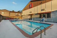 Red Roof Plus+ Huntsville - piscine