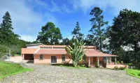 Uyuca Vista Family Villa - parking