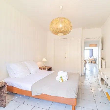 Menton Garavan 2BR by the sea Parking