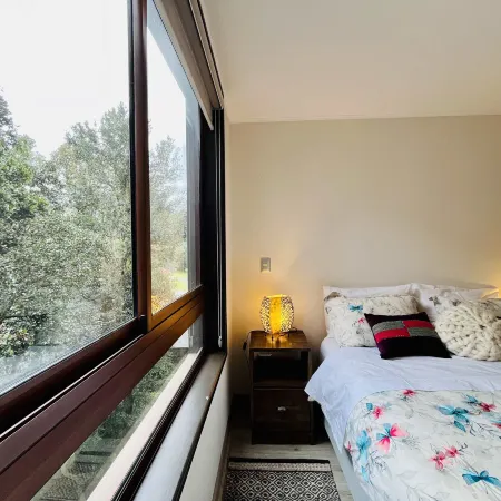 Lakefront Apartment - BBQ, Garden, Pool & Parking