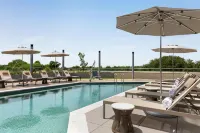 DoubleTree by Hilton Abilene Downtown Convention Center - مسبح