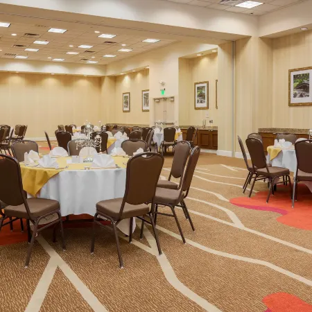 Hilton Garden Inn Dallas/Market Center Отели рядом с достопримечательностью «Вокзал Мокингбёрд»