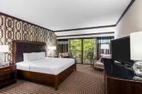 Hilton Alexandria Mark Center Отели рядом с достопримечательностью «Контрабандс энд Фридмен Семетери Мемориал»