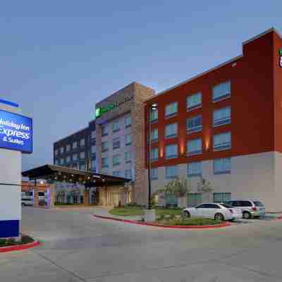 Holiday Inn Express & Suites Dallas NW Hwy - Love Field Hotel Exterior