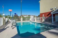 Econo Lodge Inn & Suites
