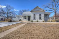 Gorgeous Home 1 Blk from Main with Hot Tub & Fire Pit! Hotels in Fredericksburg