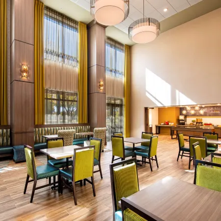 Hampton Inn & Suites by Hilton Keller Town Center Отели в г. Келлер
