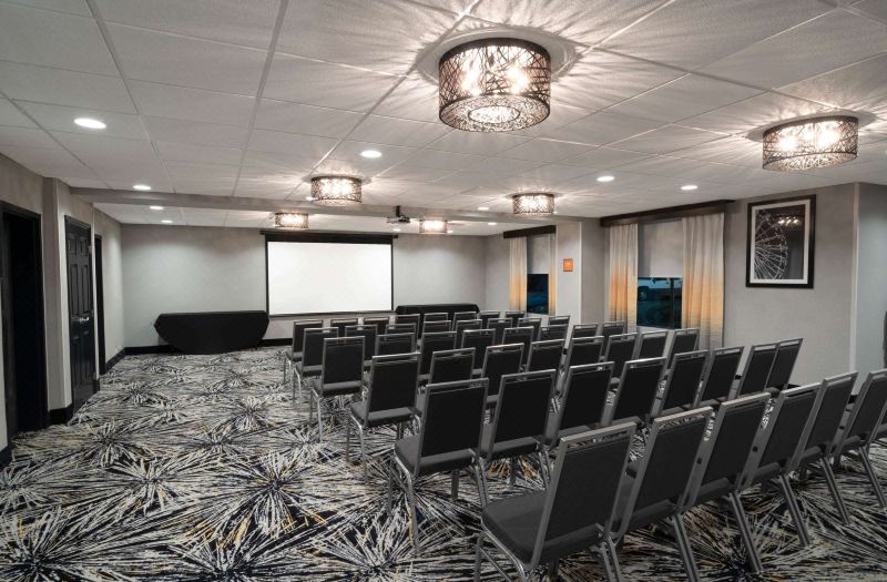 La Quinta Inn & Suites by Wyndham Raleigh Downtown North photo 5