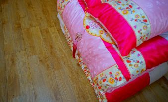 Gongju Honghwigwan Geseuteuhauseu