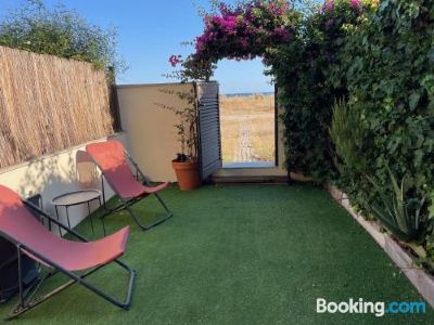 Beach Flat with Garden