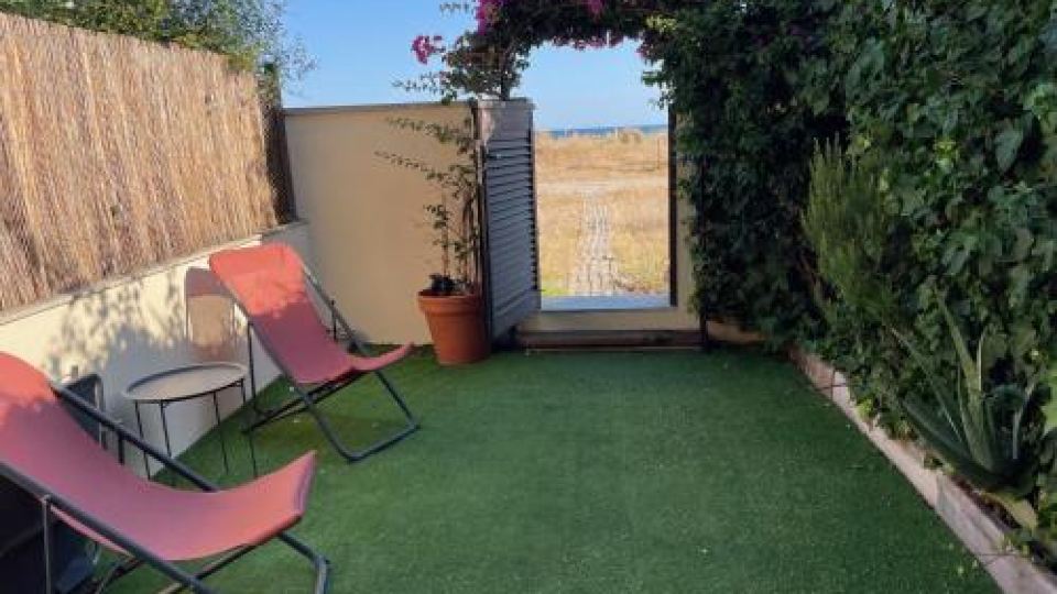 Beach Flat with Garden