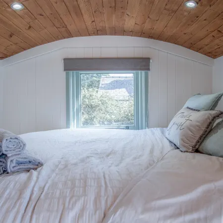 Willow - 1 Bedroom Shepherd's Hut - Amroth Отели в г. Амрот