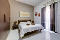 Cosy Apartment Steps from the Promenade